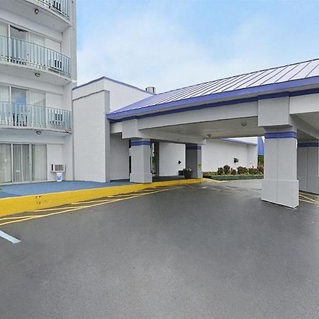 Howard Johnson By Wyndham Saint Joseph Benton Harbor Exterior photo