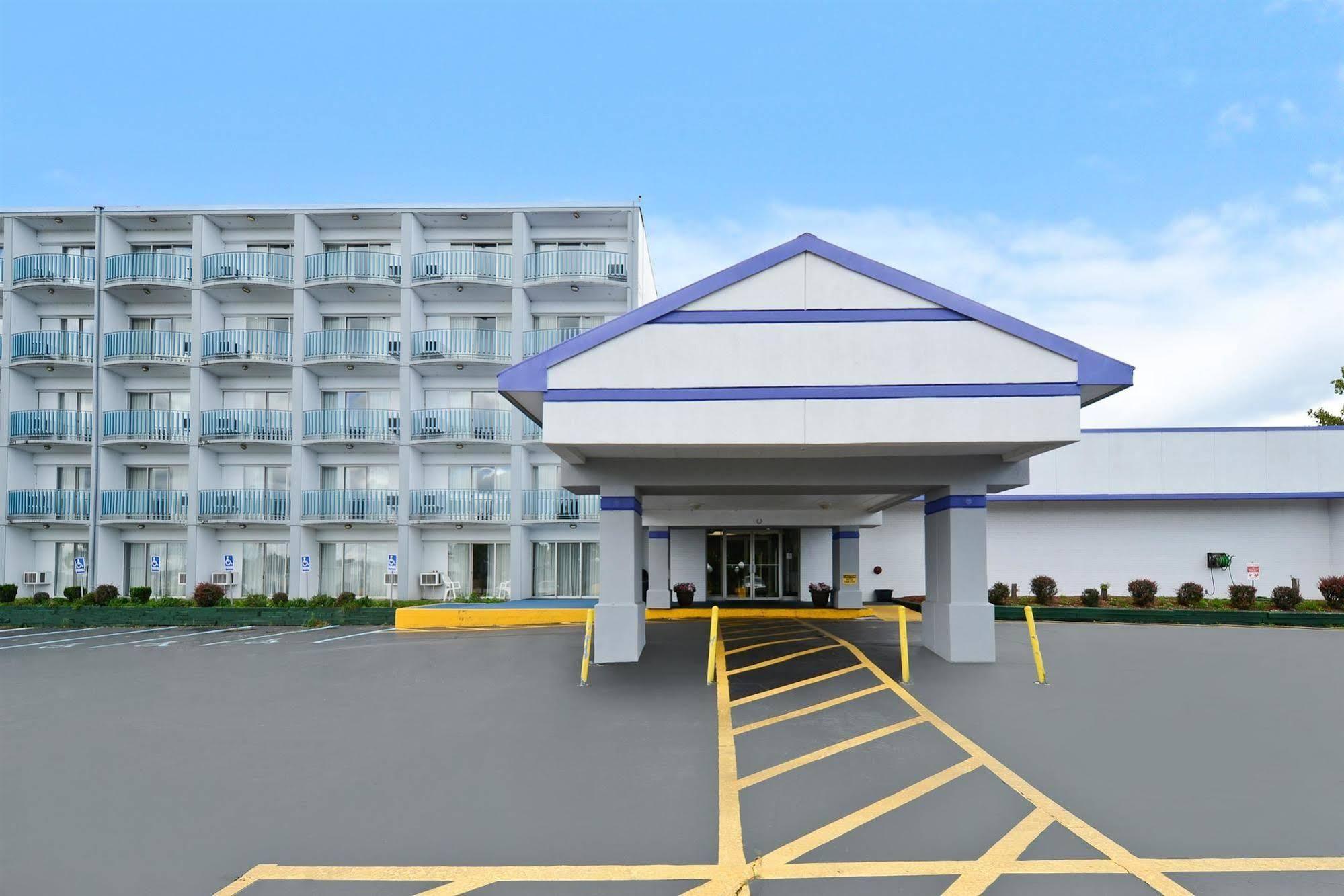 Howard Johnson By Wyndham Saint Joseph Benton Harbor Exterior photo