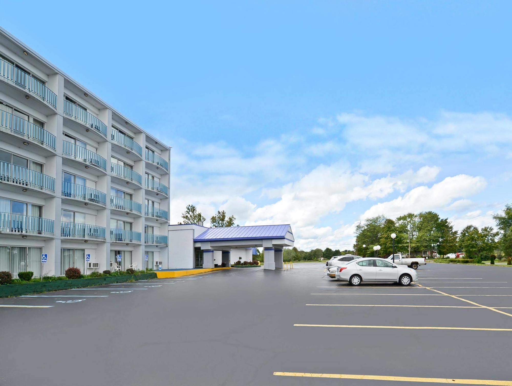 Howard Johnson By Wyndham Saint Joseph Benton Harbor Exterior photo