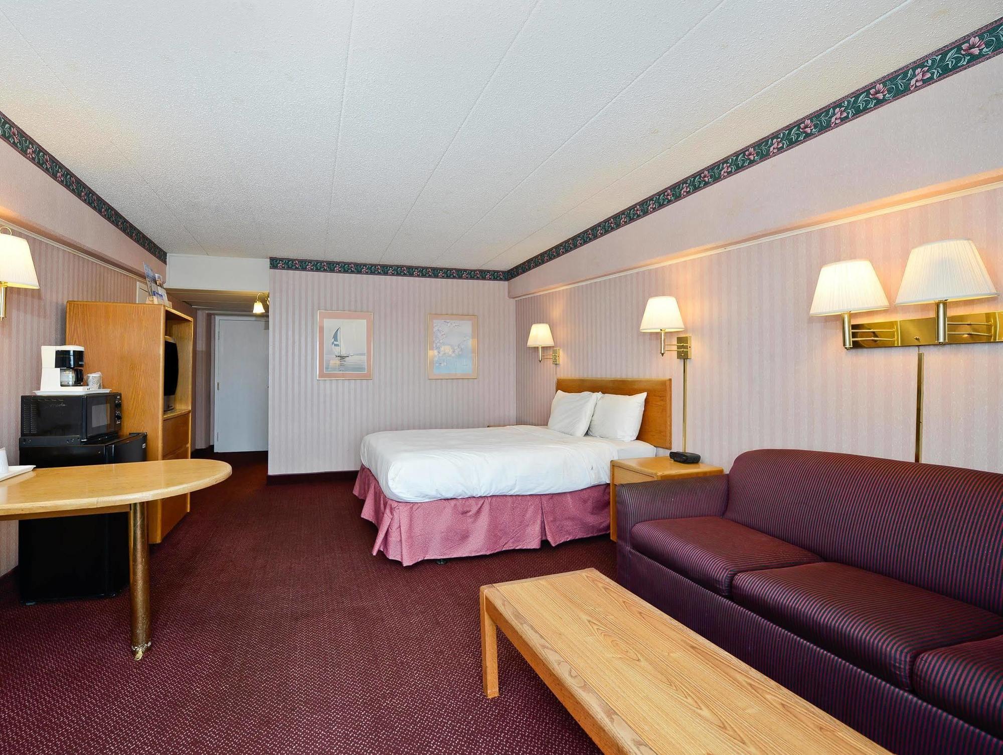 Howard Johnson By Wyndham Saint Joseph Benton Harbor Exterior photo