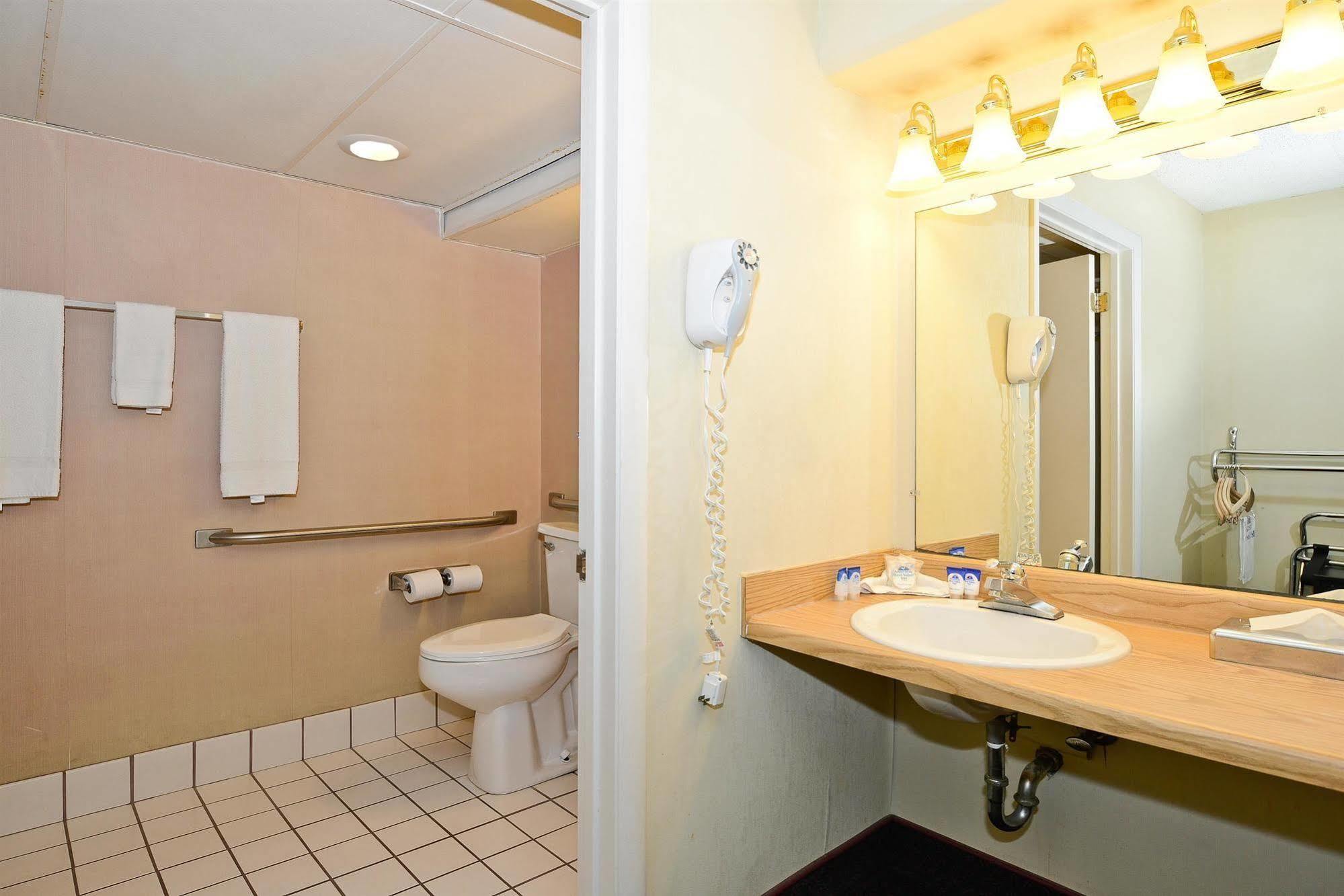 Howard Johnson By Wyndham Saint Joseph Benton Harbor Room photo