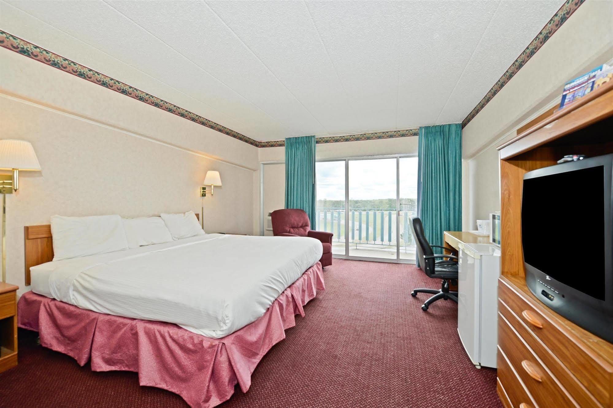 Howard Johnson By Wyndham Saint Joseph Benton Harbor Exterior photo