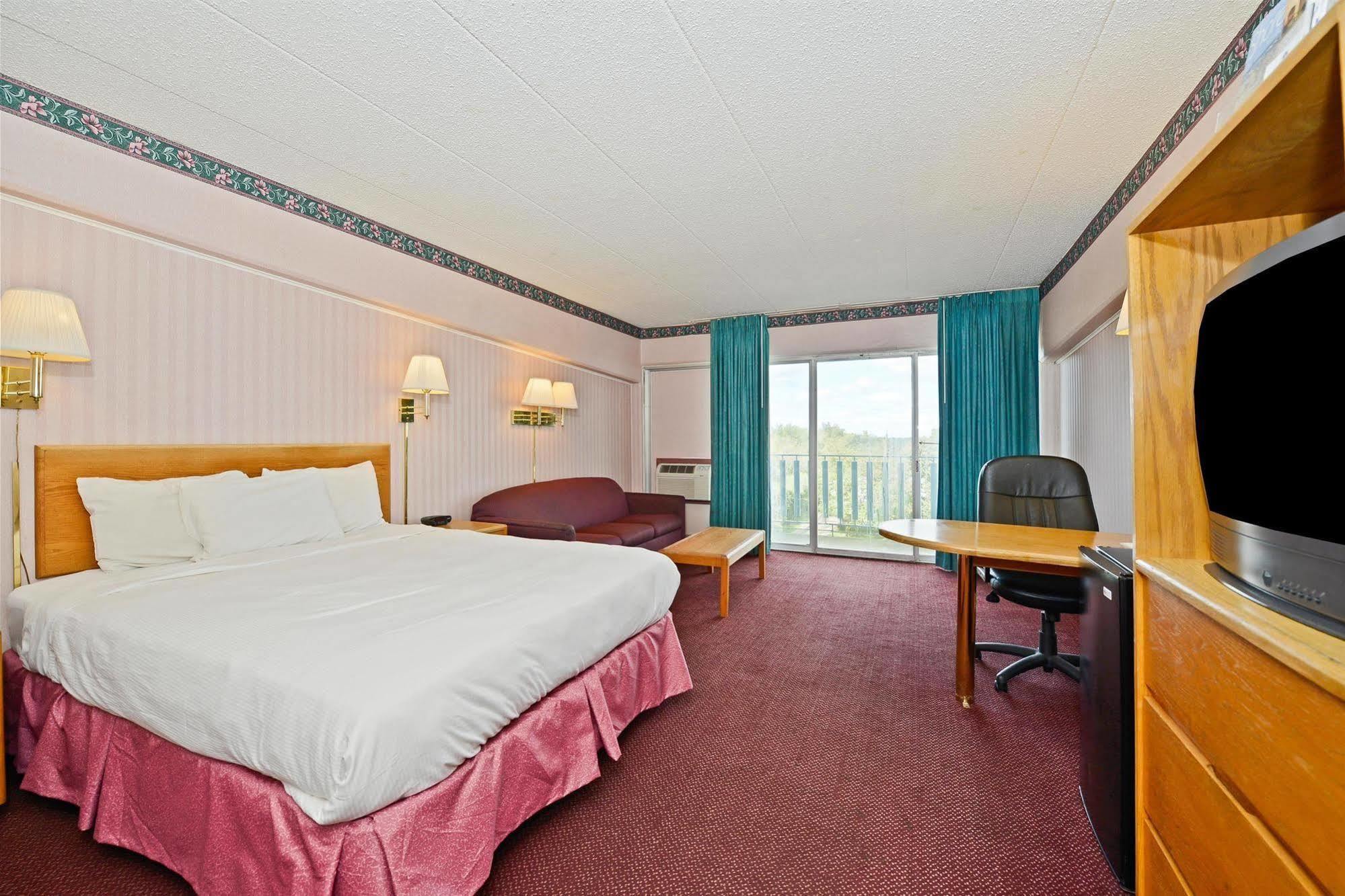 Howard Johnson By Wyndham Saint Joseph Benton Harbor Exterior photo