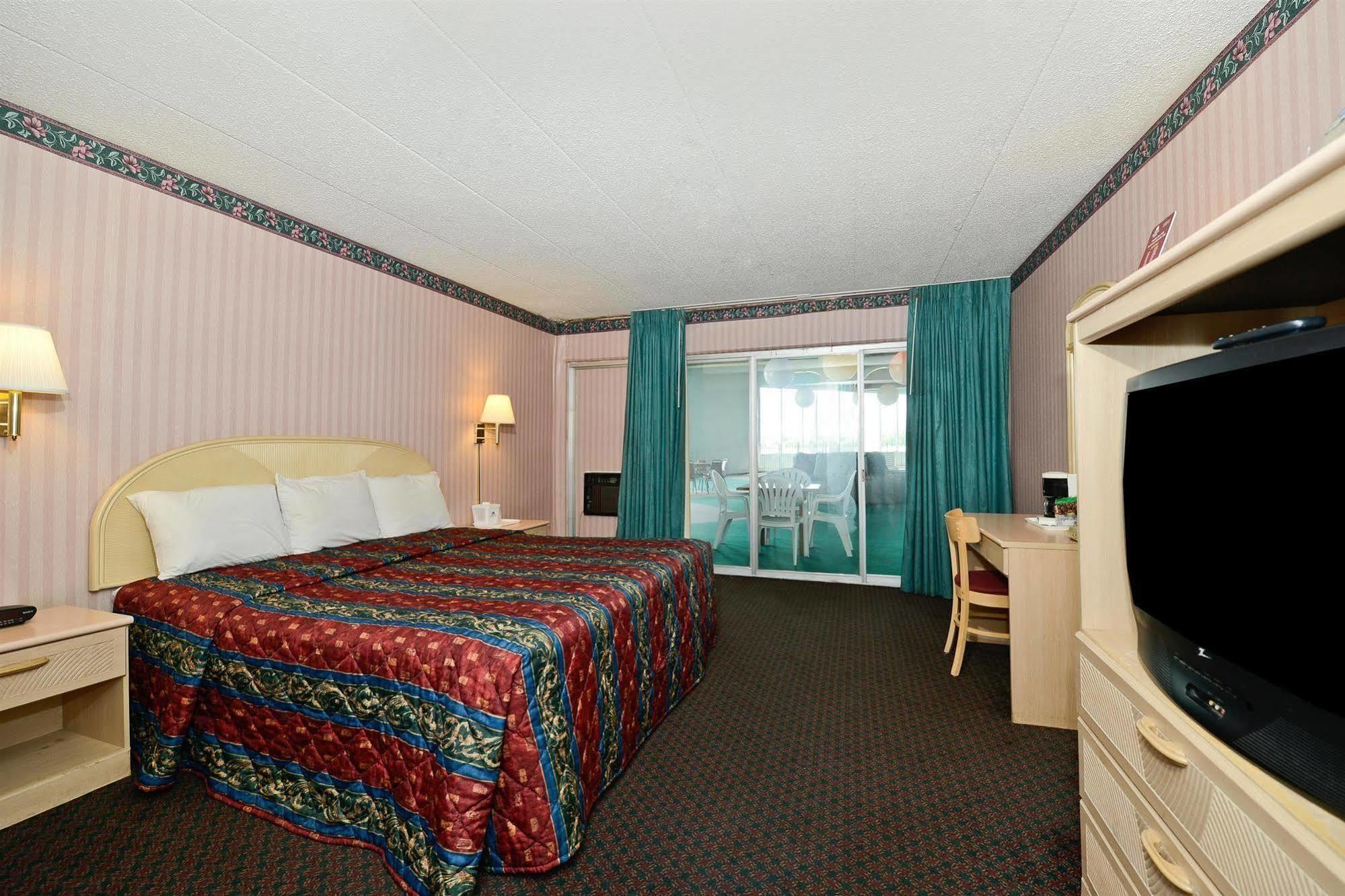 Howard Johnson By Wyndham Saint Joseph Benton Harbor Exterior photo