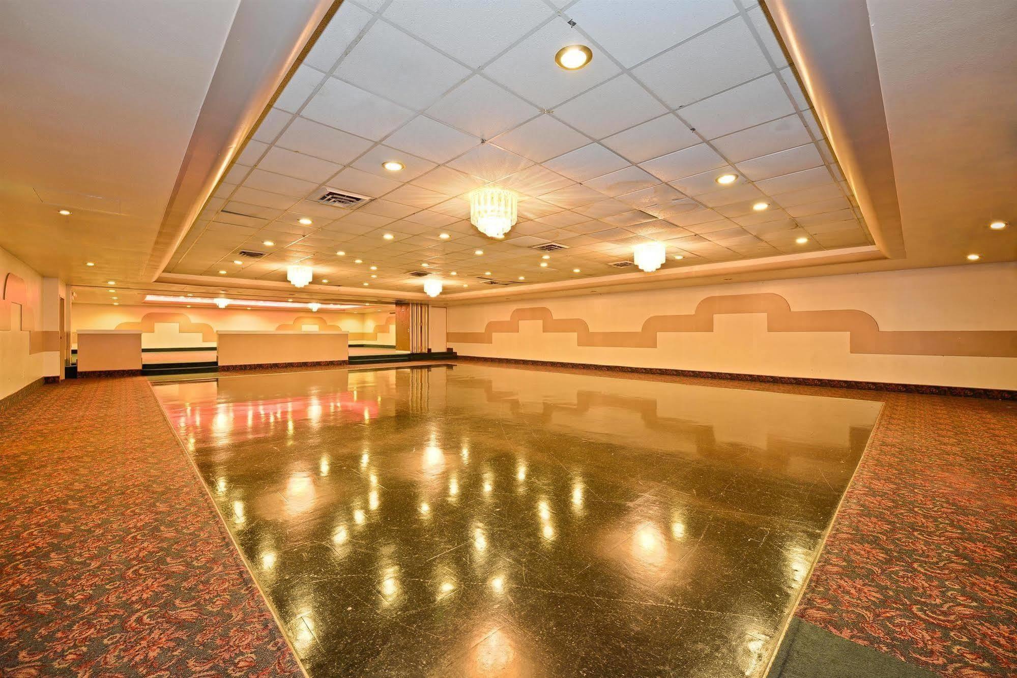 Howard Johnson By Wyndham Saint Joseph Benton Harbor Facilities photo